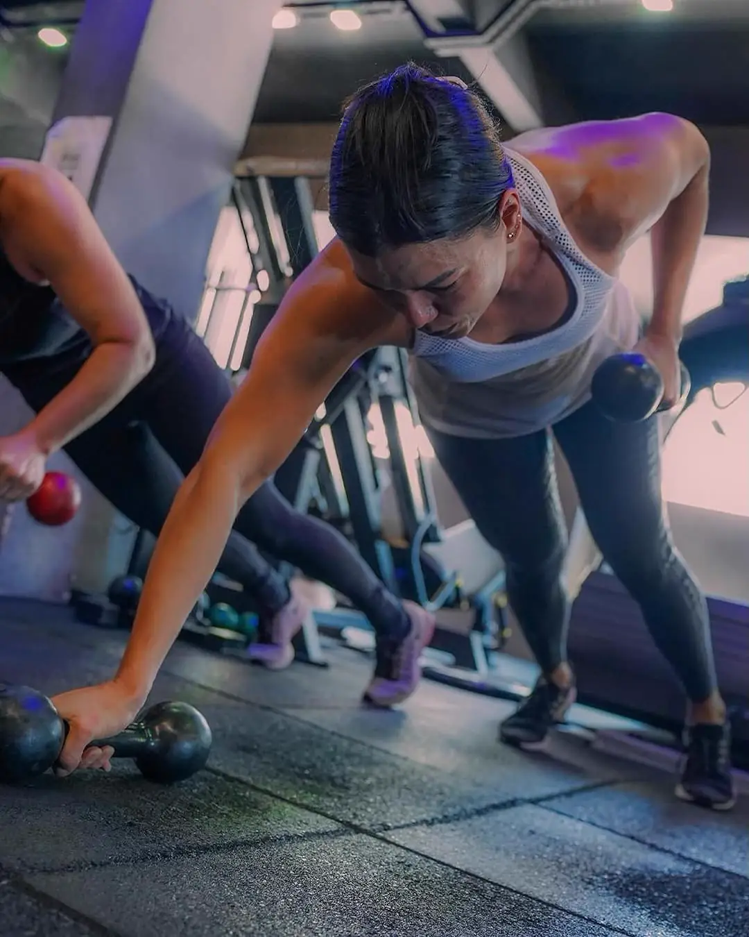 Aluna treinando com kettlebell no salão da AG Force